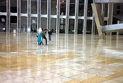 Austin J. Tobin Plaza; toeristen bij Ideogram, met lobby South Tower, 1985