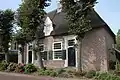 Boerderij met woongedeelte met twee door pilasters omlijste ingangen