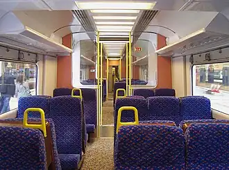 Het vernieuwde interieur van een Class 317/5