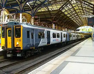 Een Class 317 van National Express East Anglia in het station Station London Liverpool Street