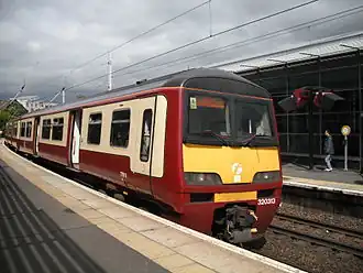 Een class 320 in het station van Partick