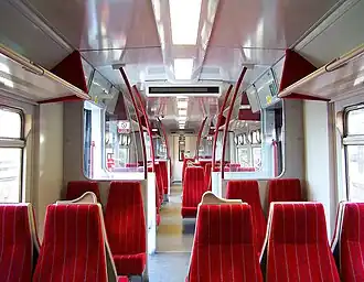 Het interieur van een recent gerenoveerde Class 321 van Northern Rail