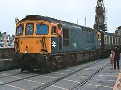 33109 rijdt de veerhaven binnen na de rit over de tramsporen door Weymouth in augustus 1981. Let op de waarschuwingsbel, het baken voor de cabine en de luchtremleidingen op perronhoogte met twee opgerolde vlaggen erachter.