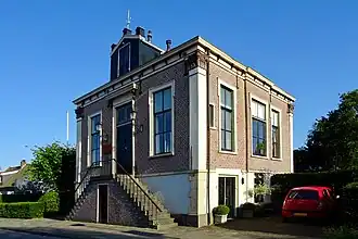 Zij-aanzicht van het raadhuis (2018).