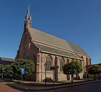 De Kleine of Onze-Lieve-Vrouwekerk gezien vanaf de kruising tussen de Vrouwenstraat en Scholestraat