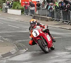 Ryan Farquhar met een 350 cc Drixton Honda bij Parliament Square in Ramsey in de Junior Classic Race van 2011.