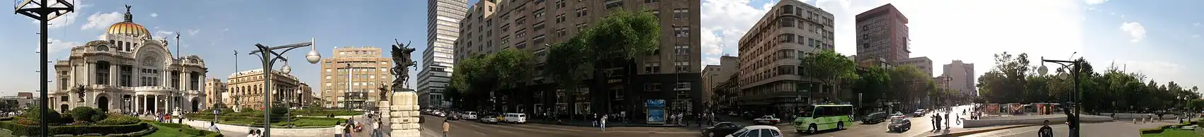 Panoramafoto van de Avenida Juárez met het Paleis voor Schone Kunsten
