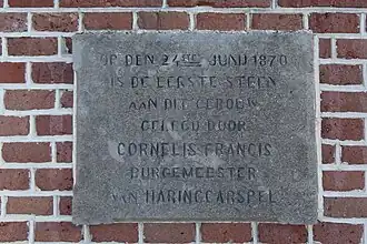 Gedenksteen van de eerstesteenlegging, door Cornelis Francis.