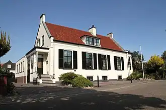 Raiffeisenbank. Witgepleisterd laag huis met rechte kroonlijst