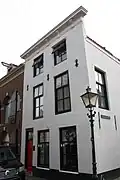 Huis met gepleisterde lijstgevel