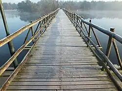 De brug over het meer