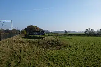 Delen van de hoornwerk direct aan de spoorlijn