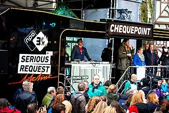 De rondreizende chequepoint-vrachtwagen van Serious Request 2019 die stopt op de punten waar de dj-teams wisselen, hier in Den Bosch