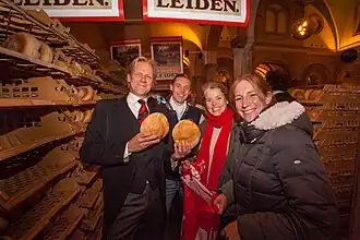 Uitreiking Haring en Wittebrood in de Waag (Leiden) tijdens de viering van Leidens Ontzet