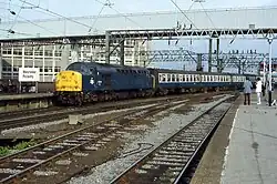 De 40013 zonder naamborden in Manchester Piccadilly