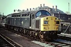 40125 in verbleekt groen met gele neuzen te Shrewsbury (General) in mei 1975.