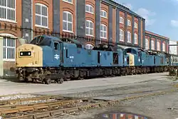 De 40175 & 40010 in de werkplaats van Swindon op 28 oktober 1982