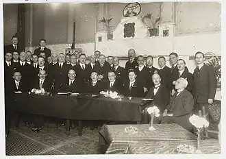 Foto gemaakt tijdens het 40-jarig jubileum van het ASC. Zittend van rechts naar links: Klein, de Veer, Max Euwe, Hartjesveld, Reeders, Fok, Grerrits en Steur. Staande van rechts naar links: Mendeno, Harte, Duisen, Goud, Kersten, Fröger, te Kolsté, Levenbach, Schelfhout, Hartagensis, Keizer, Olie en Spaan.