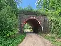 Schilderachtig bruggetje onder de spoorlijn