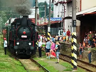 Locomotief 423 009 voor het stationsgebouw