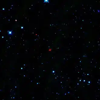 Komeet P/2010 B2 (WISE) - het rode object in het midden.