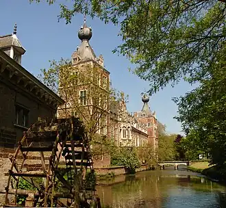 De molen naast het Arenbergkasteel