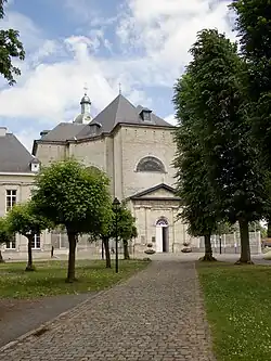 Locatie waar Tom en mevrouw Hennings naar de begraafplaats gaan in aflevering 99 van seizoen 1. Abdij van Vlierbeek, exterieur van de kerk. Abdij Vlierbeek in Leuven
