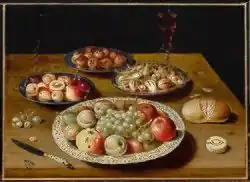 Stilleven op een houten tafel met fruit, noten en een brood, uit de collectie van The Phoebus Foundation