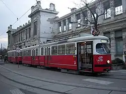 Een tram voor het afgebladderde station in 2009.
