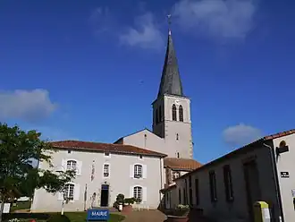 Gemeentehuis en Église Saint-Gervais-et-Saint-Protais