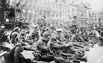 "A" Company van het 4de Bataljon, Royal Fusiliers, op rust op het marktplein van Bergen de dag voor de slag