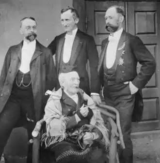 Ferdinand Julian Egeberg (uiterst rechts)