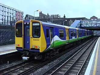 Een London Overground trein op station Kilburn High Road