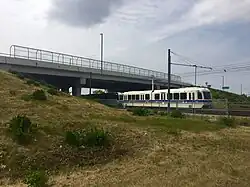 Gekoppelde trams bij 50th Street