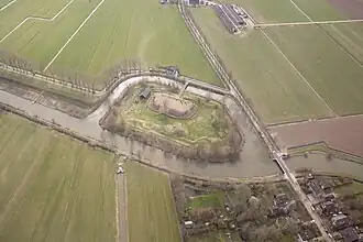 Werk aan de Korte Uitweg met links de Gedekte Gemeenschapsweg en inundatiekanaal