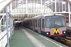 Een driewagentrein SG2 op Lijn C op station Spijkenisse Centrum.