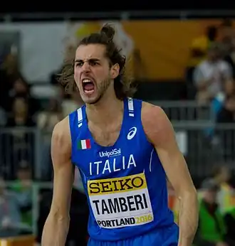 Gianmarco Tamberi (met half afgeschoren baard) op weg naar zijn wereldindoortitel in Portland in 2016.