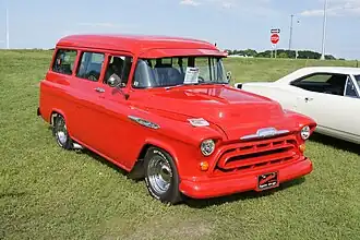 Een Chevrolet Suburban uit 1957