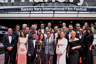 De cast op de rode loper van het filmfestival van Karlsbad 2024