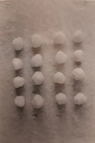 #60-18 (sneeuwballen in de sneeuw), 1960, zwart-witfoto, 120 x 100 cm. Collectie Erven Peeters