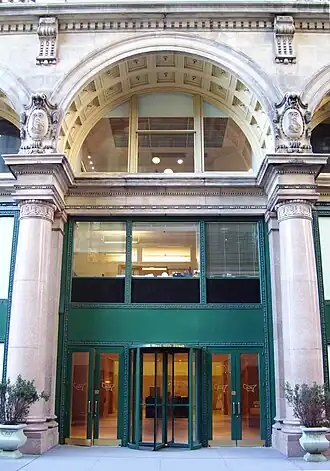 De ingang van het gebouw in New York aan 18th Street