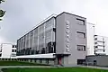 Bauhaus Dessau (1926) door Walter Gropius wordt gezien als het hoogtepunt van het voor-oorlogse modernisme. Links is de glazen vliesgevel te zien.