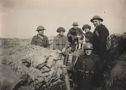 Elsie en Mairi aan het front met hond Shot