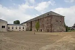 Zicht op de oude hoofdvleugel (oostvleugel), gezien vanaf het zuidwesten