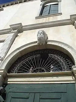 Portaal met een beeld