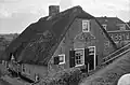 Boerderij, waarvan woonhuis en stal onder een rieten zadeldak zijn gelegen