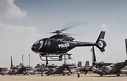 Vliegtuigen en politiehelicopter op de luchthaven