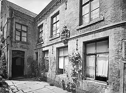 Sint Jacobstraat 8 met reliëf in de achtergevel, 1917