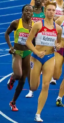 Kenia Sinclair (links) in actie op de 800 m tijdens de WK van 2009, Berlijn.