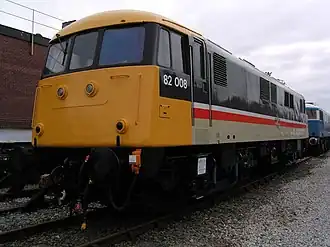 De 82008 in InterCity kleurstelling te Crewe op 11 september 2005